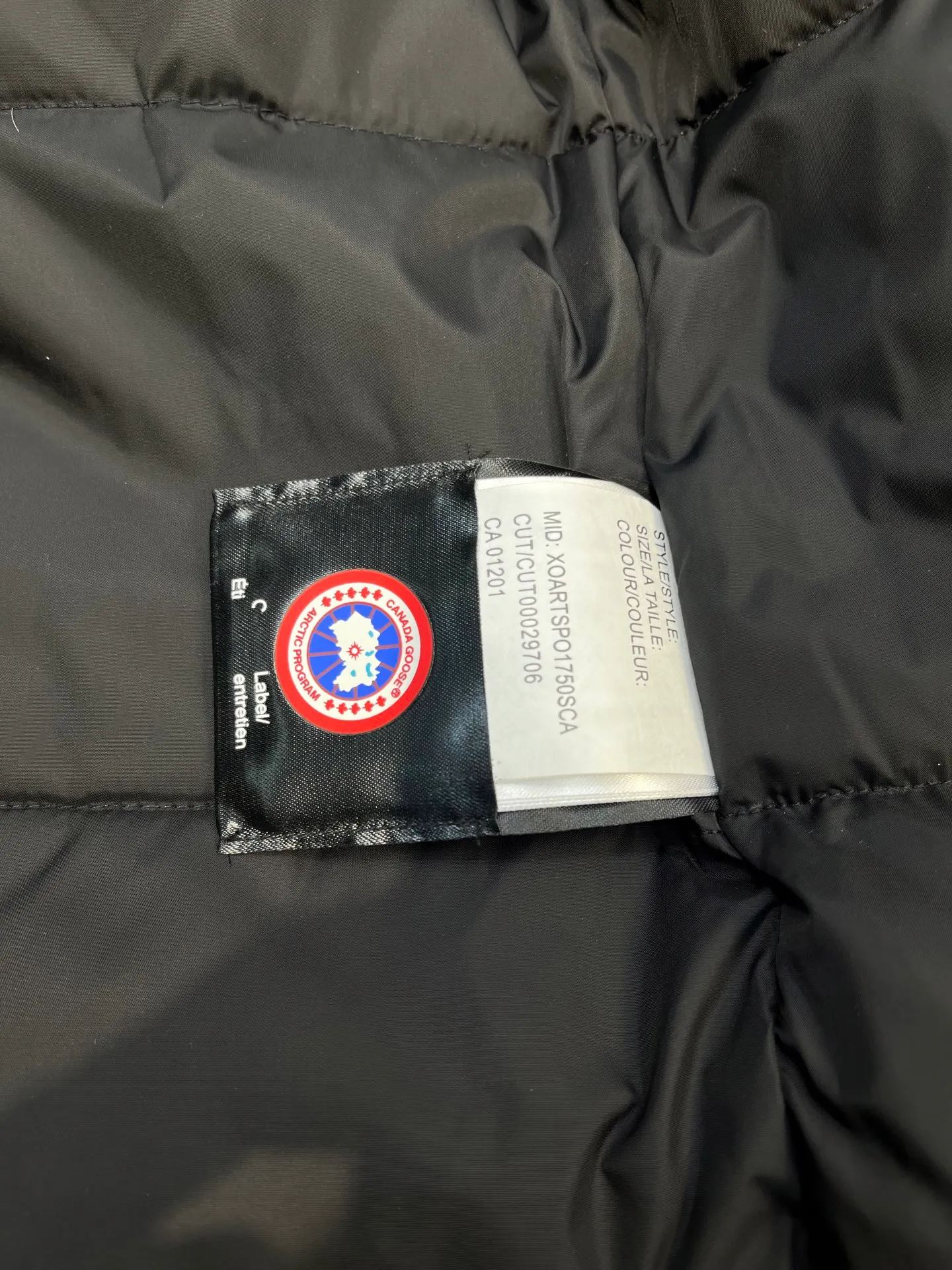 P860 Canada Goose model 06, the same model as the famous star, men's and women's models, with cold-proof flannel on the collar, which is close to the head and neck, comfortable and warm! The fabric is made of high-density nano-level waterproof fabric, which is windproof and wear-resistant and has a certain thickness! Seamless threaded cuffs! Avoid hard knots! It doesn’t matter how low the temperature is this winter, one piece is enough. I’ll give you the wind and temperature! Contains pure duck down, sufficient quantity, unique fashion design + waterproof craft fabric + big brand YKK double zipper pullers, real photos, upright style quality, regardless of the external standard and the internal content, you can feel free to compare it with the softer, easier to wrinkle and lighter version on the market!  size：s-xxl